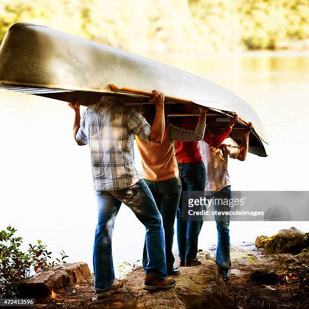 amigos e canoa - aluminum boat imagens e fotografias de stock