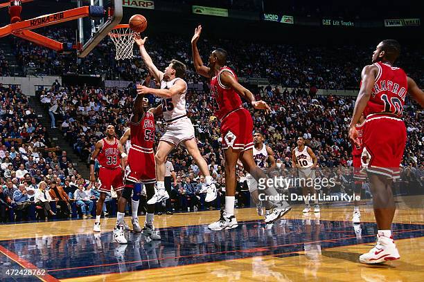 Mark Price of the Cleveland Cavaliers shoots against the Chicago Bulls at Gund Arena circa 1994 in Cleveland, OH. NOTE TO USER: User expressly...
