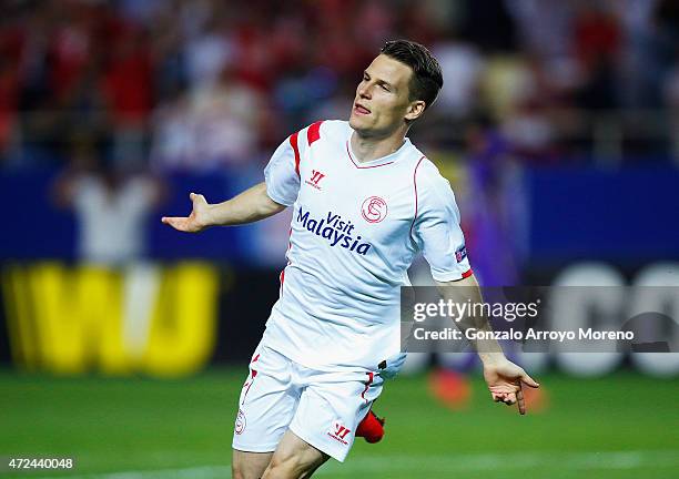 Kevin Gameiro of Sevilla celebrates scoring his team's third goal during the UEFA Europa League Semi Final first leg match between FC Sevilla and ACF...