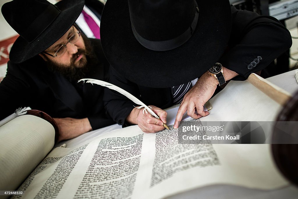 Chabad Synagogue Receives New Torah Roll