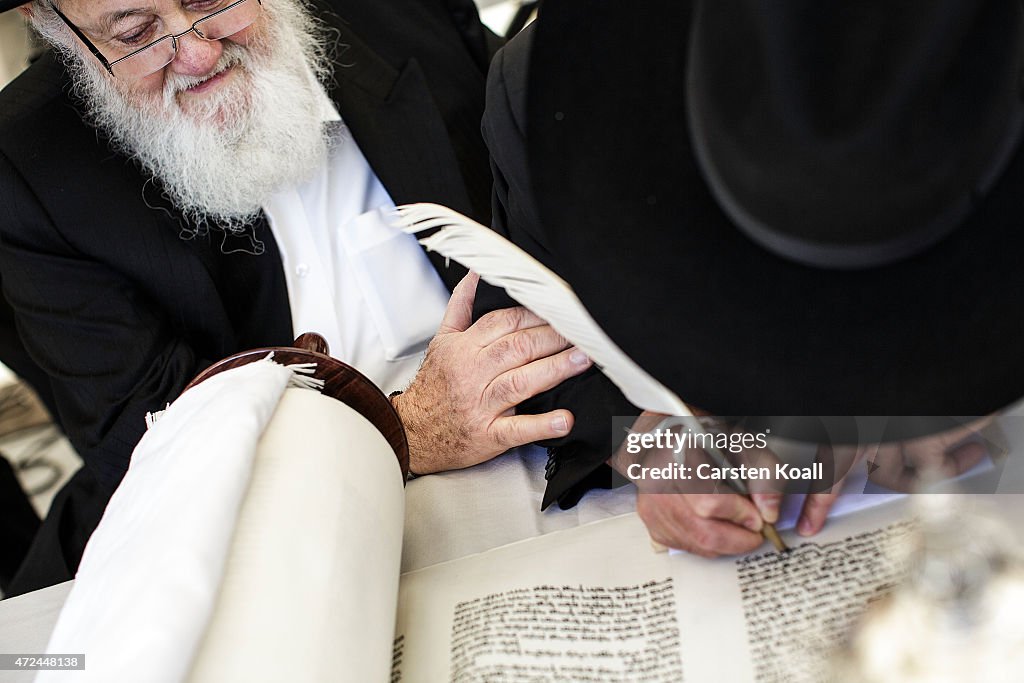 Chabad Synagogue Receives New Torah Roll