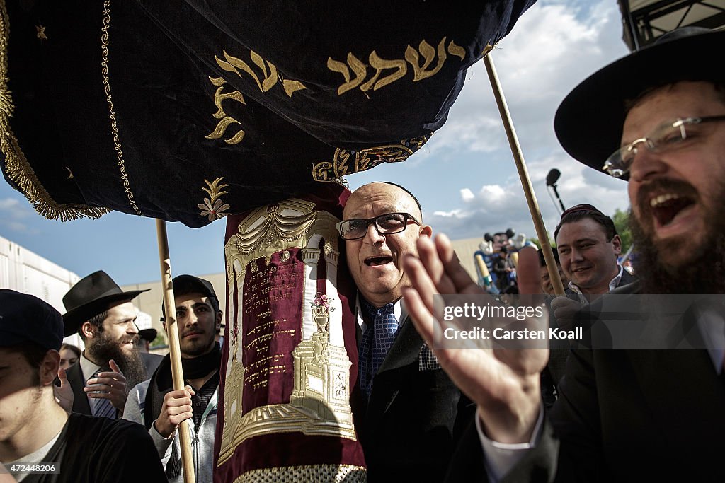 Chabad Synagogue Receives New Torah Roll