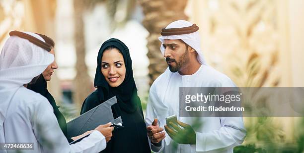 emirati doing business - emirati man portrait stockfoto's en -beelden