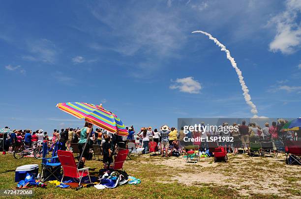people watching space shuttle launched into space. - ruimteshuttle atlantis stockfoto's en -beelden