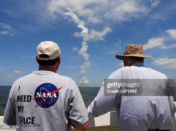menschen beobachten space shuttle vorgestellt zu werden. - space shuttle atlantis mission continues stock-fotos und bilder