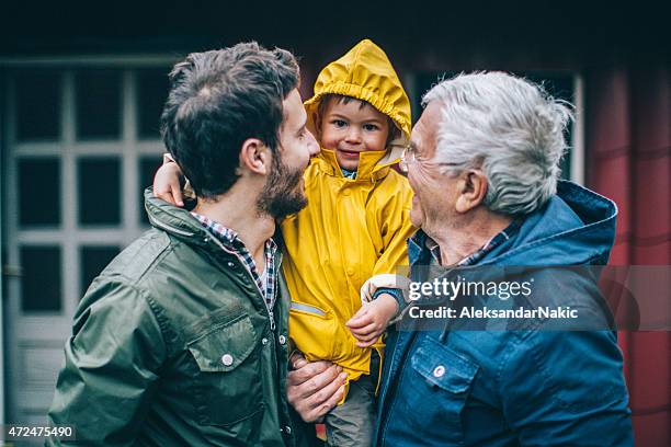 tres generaciones - three people fotografías e imágenes de stock