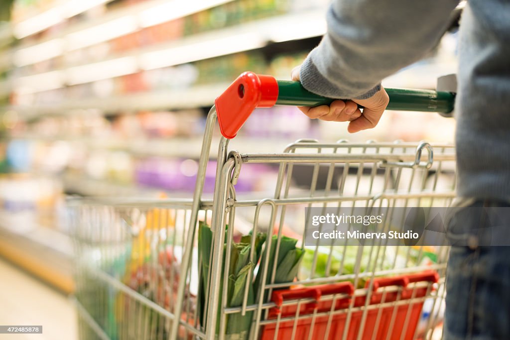 Detalle de un hombre de compras en el supermercado