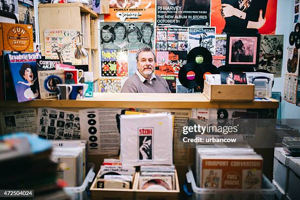 porträt, mann hinter dem check-out-schalter, vinyl rekord shop, pop-musik - plattenladen stock-fotos und bilder