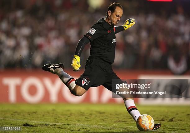 Rogerio Ceni of Sao Paulo runs with the ball during a first leg match between between Sao Paulo and Cruzeiro as part of round of sixteen of Copa...