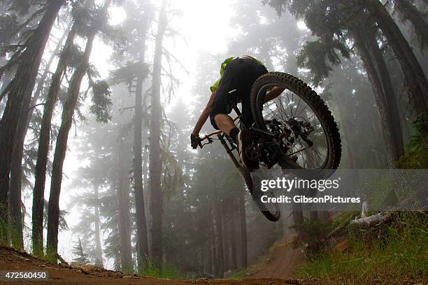 mountainbike-jump - mountainbike stock-fotos und bilder