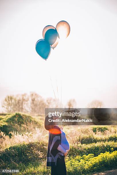 enjoying the pregnancy - balloon stomach stockfoto's en -beelden