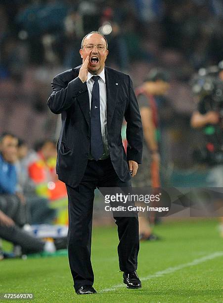 Napoli's coach Rafael Benitez gestures during the UEFA Europa League Semi Final between SSC Napoli and FC Dnipro Dnipropetrovsk on May 7, 2015 in...