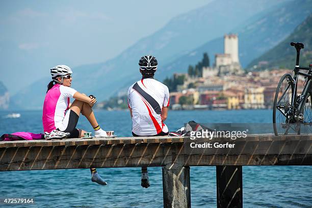 cycling pause - lago di garda 個照片及圖片檔
