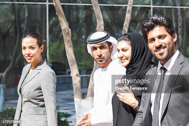 portait l'équipe d'affaires à dubaï. - vêtement religieux photos et images de collection