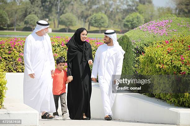 arabische familie genießen ihre freizeit im park - old saudi man stock-fotos und bilder