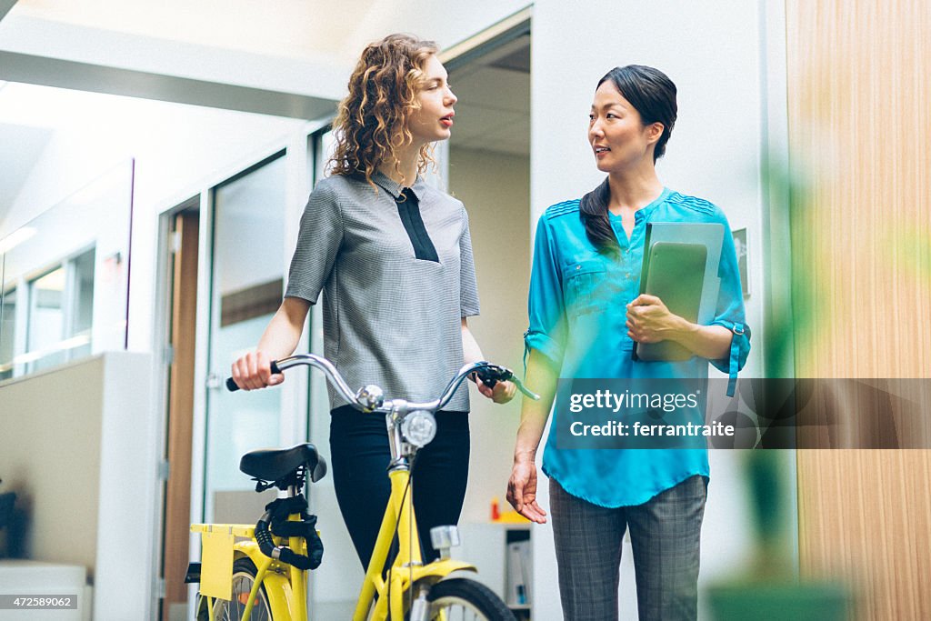 Business-Frau, die Fahrt mit dem Fahrrad zur Arbeit