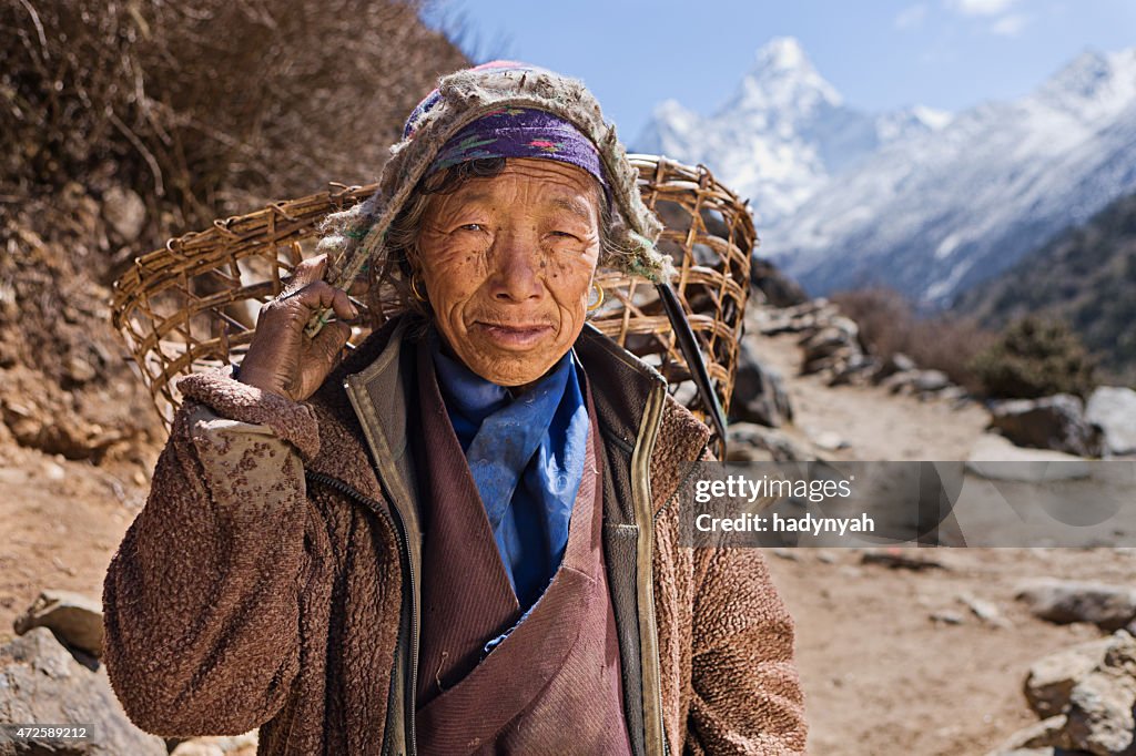 Vieille femme un couffin dans l'Himalaya