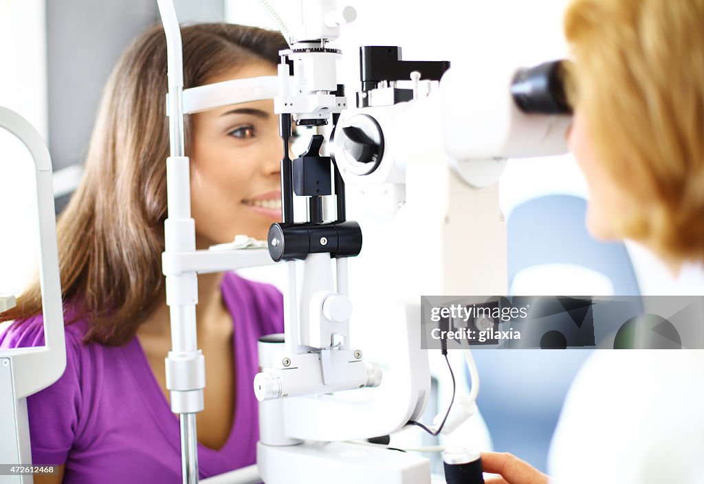 Mulher tomar exame oftalmológico.