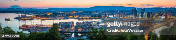 oslo harbour waterfront atracciones turísticas panorama del atardecer de verano de noruega iluminado - oslo skyline fotografías e imágenes de stock