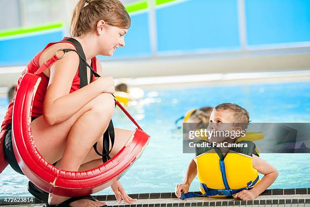 salvavidas hablar con niños - lifeguard fotografías e imágenes de stock