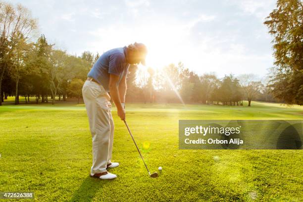 macho golfista golpear desde el tee - un solo hombre mayor fotografías e imágenes de stock
