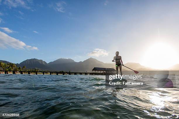 mujer de remo en el sol - isla de hawai fotografías e imágenes de stock