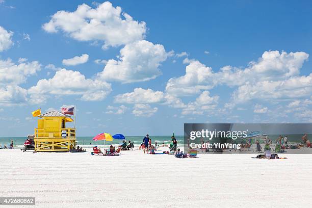 siesta key beach of florida gulf coast with tourists sunbathers - siesta key stockfoto's en -beelden