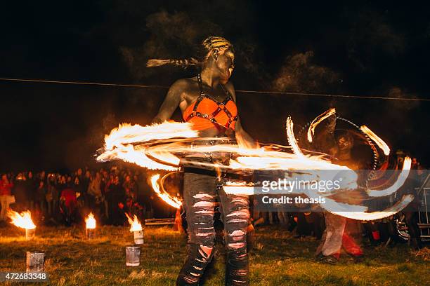 dançarinos de fogo no festival, edimburgo beltane fogo - paganismo - fotografias e filmes do acervo
