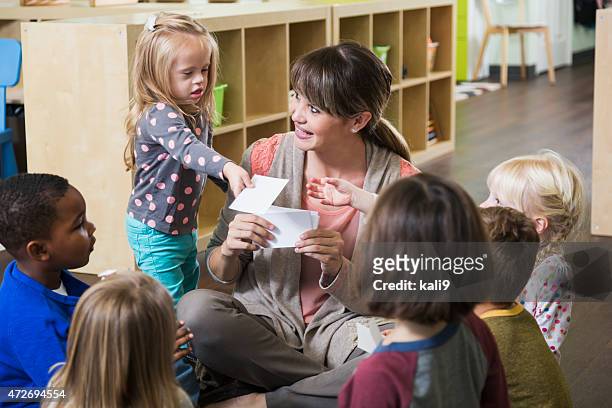 esigenze speciali/a figlio/a in classe prescolare con gruppo - bambini seduti in cerchio foto e immagini stock