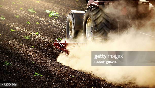 tractor realiza de cultivo. - harrow fotografías e imágenes de stock