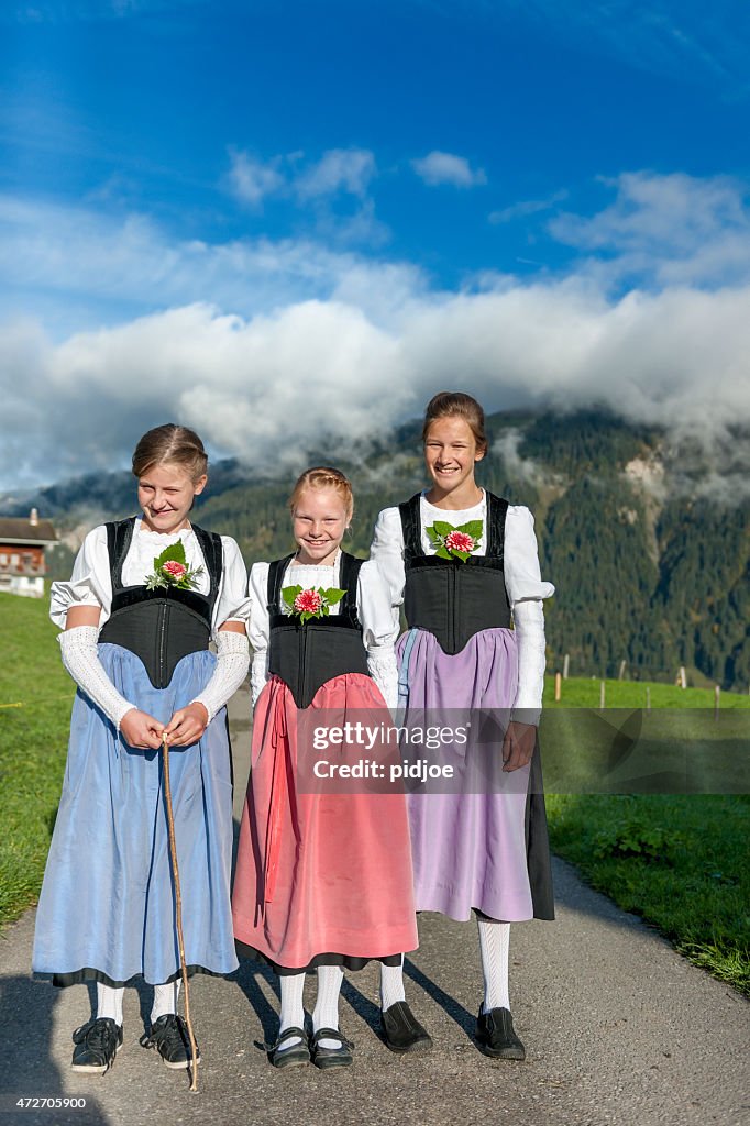 Lächelnd Mädchen in traditionellen Schweizer Kleidung