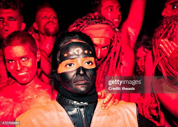 red performers at the beltane fire festival, edinburgh - beltane 個照片及圖片檔