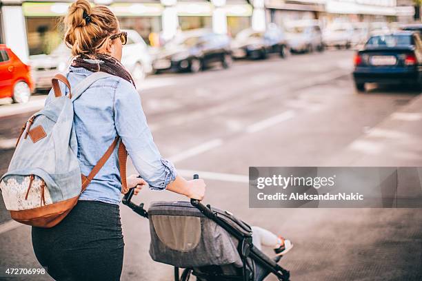 urban mutter mit buggy - mum pushing pram stock-fotos und bilder