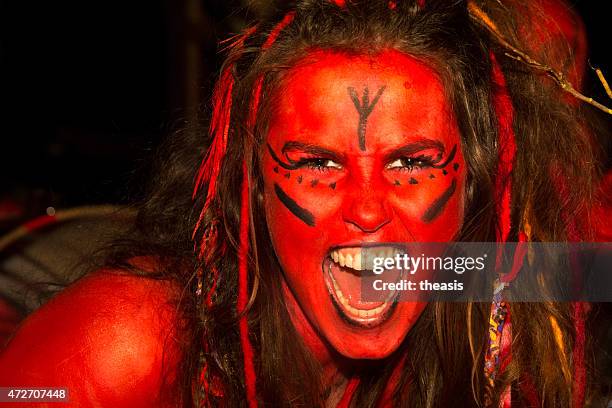 red performers at the beltane fire festival, edinburgh - beltane 個照片及圖片檔