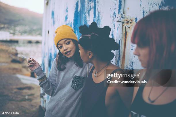 teen grunge girl smoking and talking with her friends - smoking girl 個照片及圖片檔