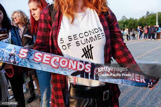 Shirt and headband with the written 5 Seconds of Summer .