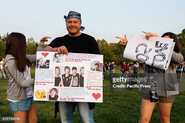 Father brings his two young daughters to the concert of 5 Seconds of Summer .