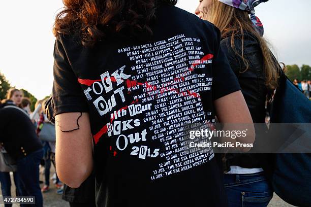 Shirt with written all tour dates of 5 Seconds of Summer .