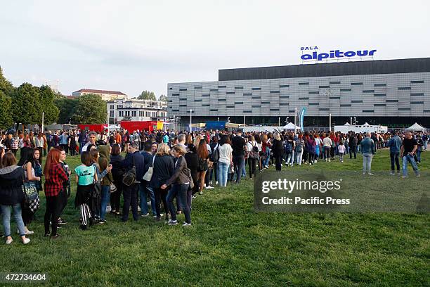 Hundreds of fans waiting to enter at the first Italian concert date of Australian pop band called 5 Seconds of Summer .