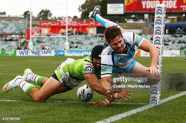 Edrick Lee of Raiders dives to score in the corner during the round nine NRL match between the Canberra Raiders and the GOld Coast Titans at GIO...