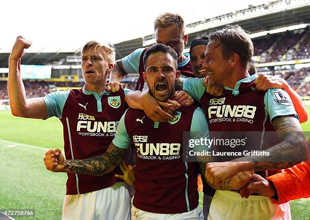 Danny Ings of Burnley celebrates scoring the opening goal with team mates during the Barclays Premier League match between Hull City and Burnley at...