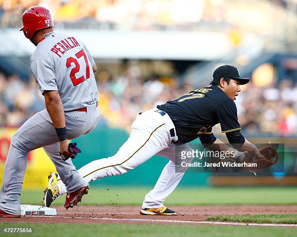 Jung Ho Kang of the Pittsburgh Pirates catches the second of three outs at third base to force the out on Jhonny Peralta of the St Louis Cardinals on...