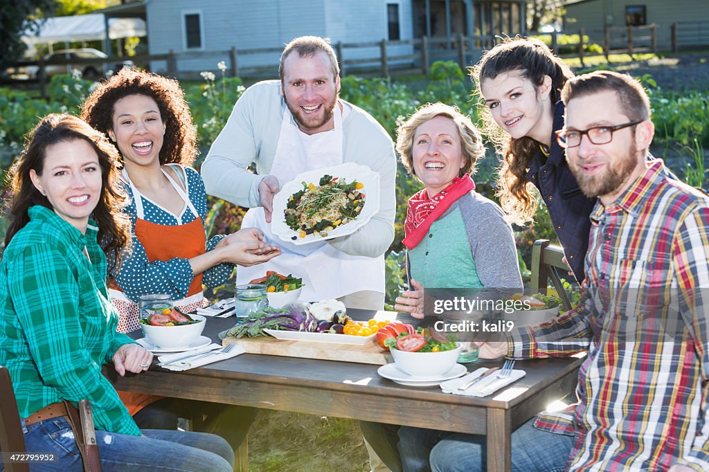 Chef Servindo localmente cultivados alimentos para um grupo de pessoas