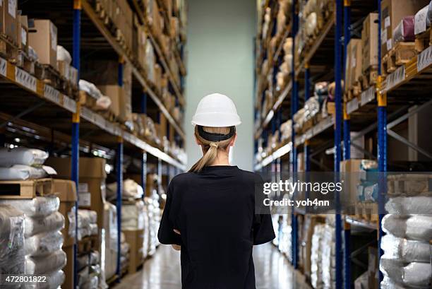 rückansicht des frau im warehouse - factory worker black and white stock-fotos und bilder