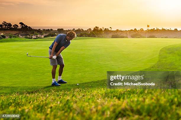 golfista chipping - tiro curto imagens e fotografias de stock