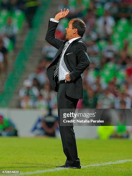 Head coach Jose Guadalupe Cruz of Puebla gives instructions to his players during a match between Santos Laguna and Puebla as part of 17th round of...