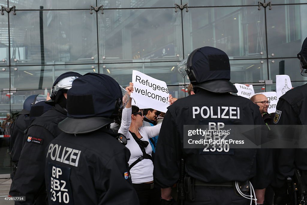 Antifa protesters clash with Pegida and pro-Germany...