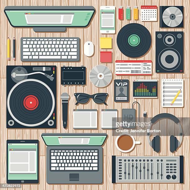 illustrazioni stock, clip art, cartoni animati e icone di tendenza di vista dall'alto di un dj di spazio sulla scrivania - hard drive