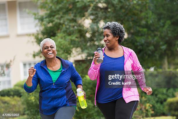 zwei ältere schwarze frau ausübung zusammen - old woman running stock-fotos und bilder