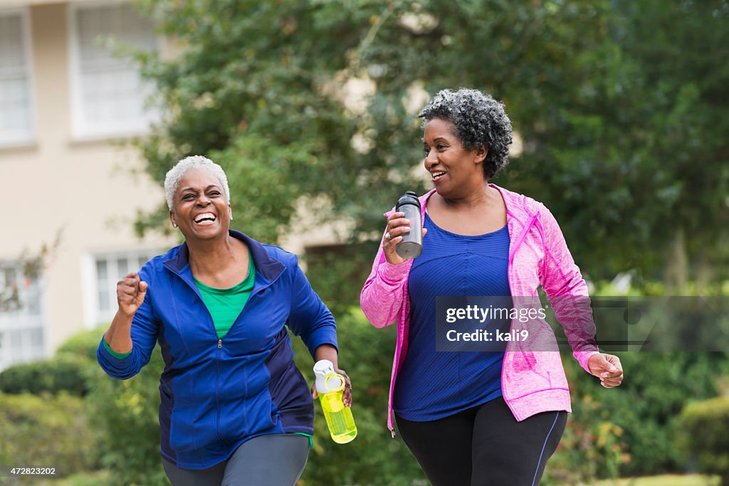 Dois idosos mulher exercitar em preto